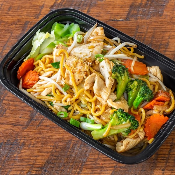 Easy Thai Bend's chicken chow mein with broccoli, carrots, and bean sprouts in a black container.